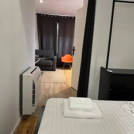 Steps From The Palace, Beach, Center Apartment *