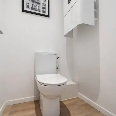 Steps From The Palace, Beach, Center Apartment *